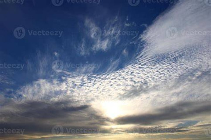 Are cirrostratus clouds high