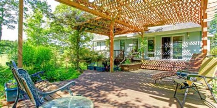 Can a deck support a pergola