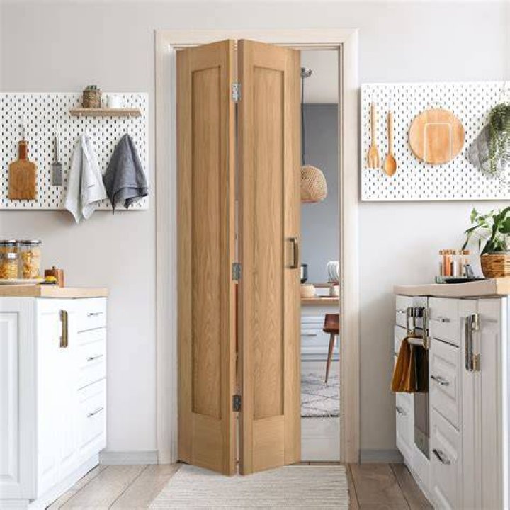 Do bifold doors need handles