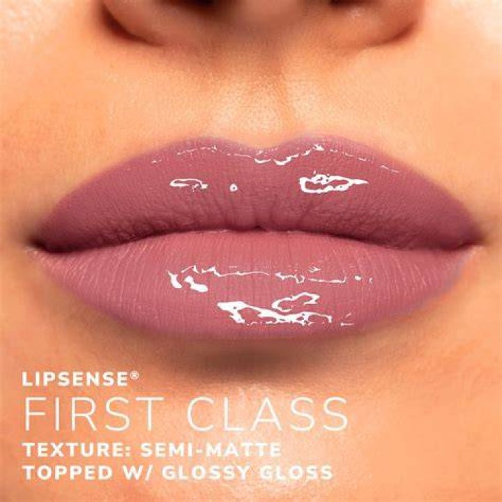 Does LipSense really stay on