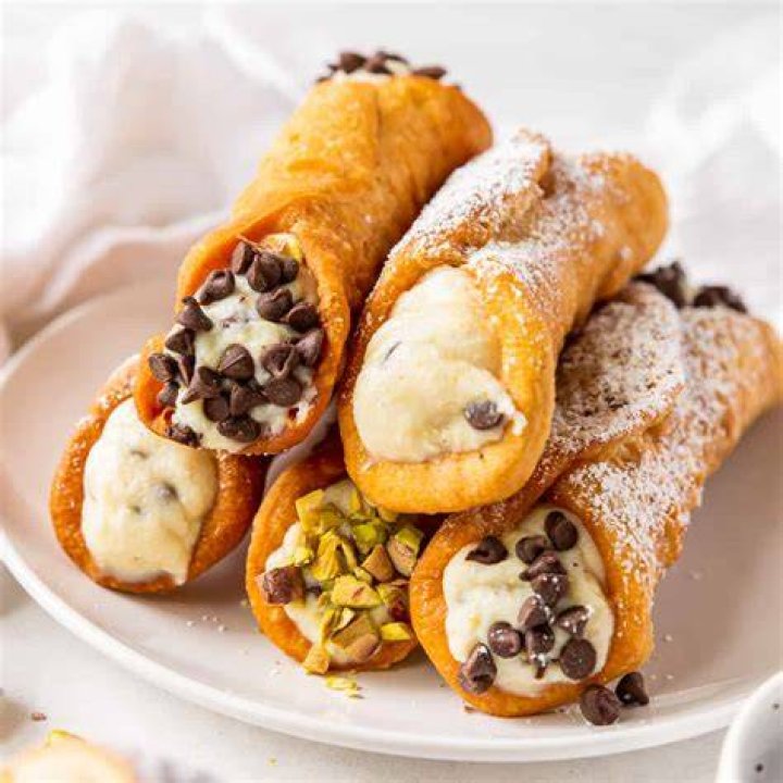 Does Marianos sell cannolis