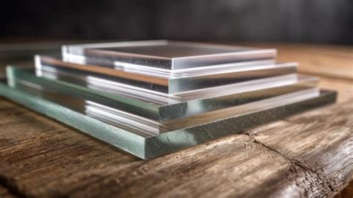 Does plexiglass break easily