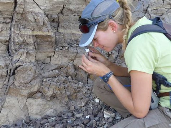 How do scientists date rocks