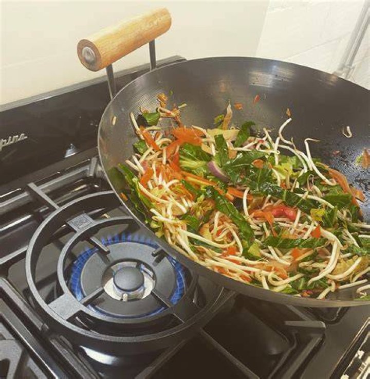 How do you use a kitchen wok