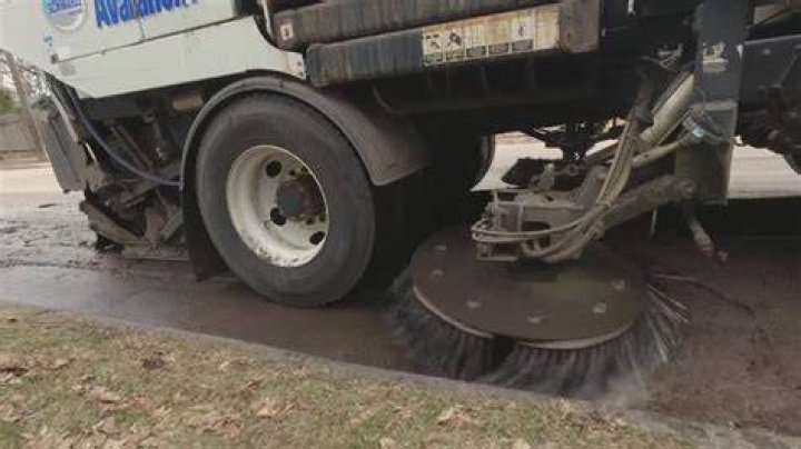 How does a leaf sweeper work