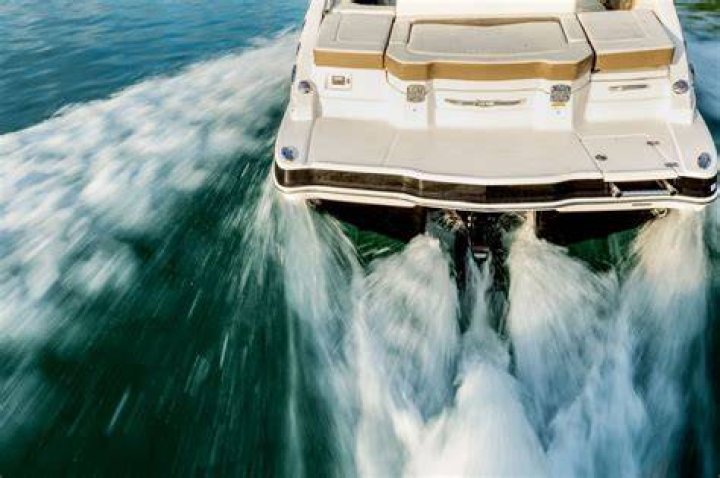 How does a stern drive steer