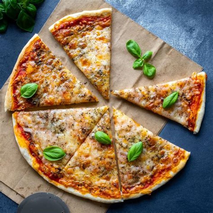 How is thin crust pizza cut
