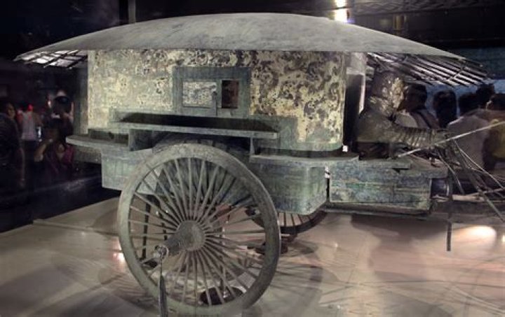 How was Qins tomb designed