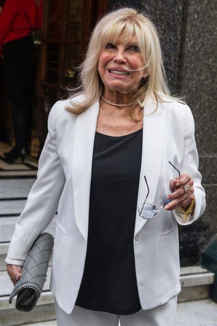 Is Nancy Sinatra still alive