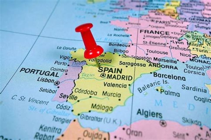 What countries border Spain