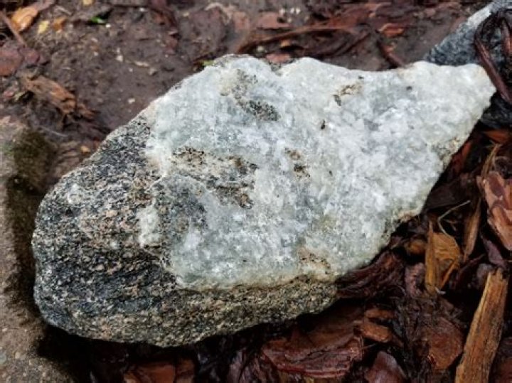 What does quartz look like