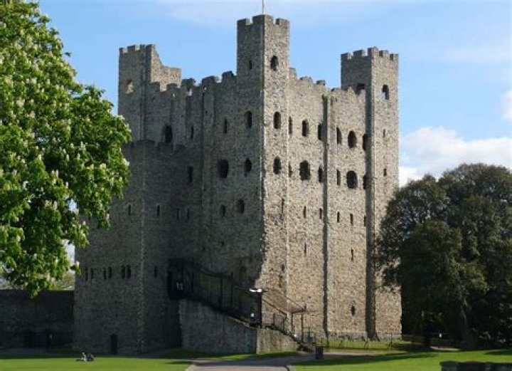 What is a square keep castle