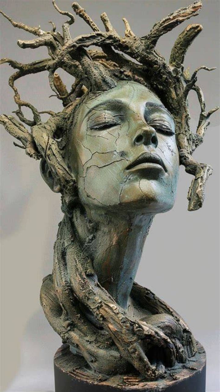 What is multimedia sculpture